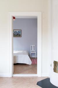 Dormitorio con cama con vistas a través de una puerta en 58 Turistvägen Järvsö en Järvsö