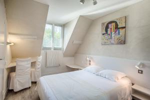 Un pat sau paturi într-o cameră la L'Ile de Sees