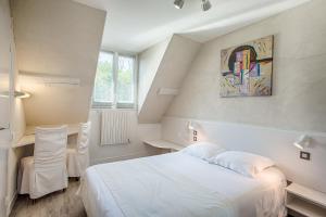 Postel nebo postele na pokoji v ubytování Logis Hôtel Restaurant L'Ile de Sées