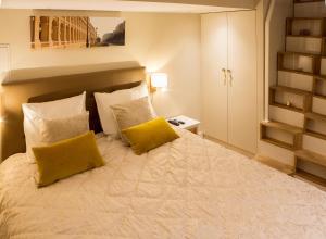 a bedroom with a bed with two yellow pillows at Duplex climatisé en Hyper Centre de Bordeaux in Bordeaux