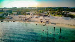 Ein Strand an oder in der Nähe des Resorts