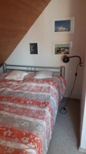 um quarto com uma cama com um edredão vermelho em Ferienwohnung Gesine em Leer