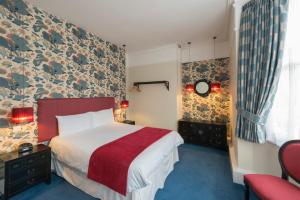 A bed or beds in a room at The Blue Piano Guesthouse 