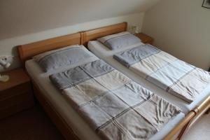 Ein Bett oder Betten in einem Zimmer der Unterkunft Ferienwohnungen im Gästehaus Sieberns