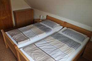 Ein Bett oder Betten in einem Zimmer der Unterkunft Ferienwohnungen im Gästehaus Sieberns