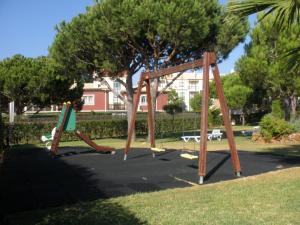 un parque infantil con columpios en Quinta Pedra Dos Bicos, en Albufeira