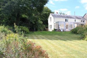 a large white house with a large yard at Silhouette Cottage in Coleford