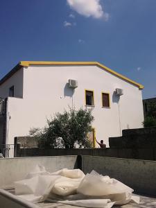 un edificio blanco con una persona parada en un techo en Le rondini, en Benetutti