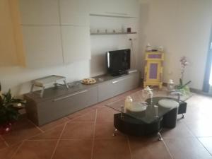 a living room with a table and a tv at Le rondini in Benetutti