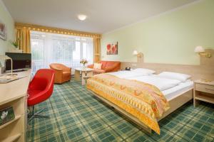 Postel nebo postele na pokoji v ubytování Kneipp-Kurhotel Steinle