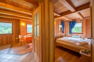 een slaapkamer met een bed in een houten huis bij Mas De La Bolp - Chalet in Rabbi