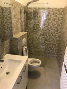 CITY APARTMENT 2 tesisinde bir banyo