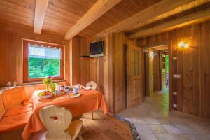 Habitación con mesa en una casa de madera en Mas De La Bolp - Chalet en Rabbi