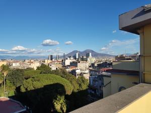 ナポリにあるMomento Napoletanoの建物から見える街並み