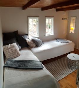 uma sala de estar com duas camas e duas janelas em Stuga på Hallandsåsen em Hjärnarp