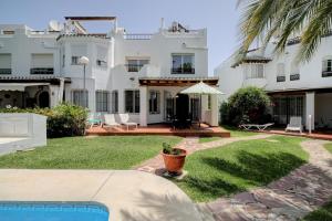マルベーリャにある3 bed Modern House Marbella - Direct Pool Accessの庭付きの大きな白い家