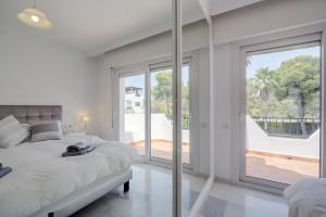 Postelja oz. postelje v sobi nastanitve 3 bed Modern House Marbella - Direct Pool Access