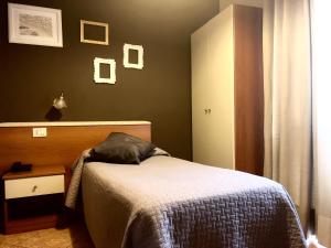 A bed or beds in a room at Hotel Ares Milano