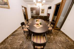 - une salle à manger avec une table et des chaises dans l'établissement Sun Residences Intercontinental, à Bucarest