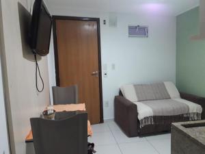 ein kleines Zimmer mit einem Bett und einem TV. in der Unterkunft Flat à beira mar in João Pessoa