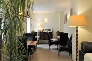 a waiting room with chairs and a table and a lamp at Casa del Castillo in Sigüenza