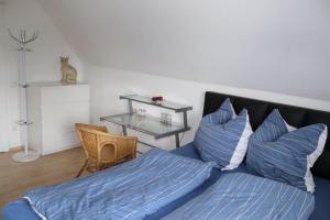 フェルバートにあるGemütliche Wohnungのベッドルーム1室(青い枕とテーブル付)