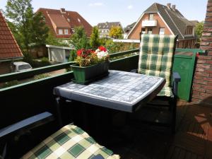 een tafel en 2 stoelen op een balkon bij Apartmenthaus Hansen in Büsum