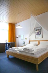 Un pat sau paturi într-o cameră la City Hotel Hunsrücker Hof