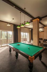 Biliár nebo kulečník v ubytování Girski Hotel&Spa