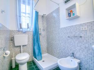 La salle de bains est pourvue de toilettes, d'une douche et d'un lavabo. dans l'établissement Liberty Apartment, à Palerme