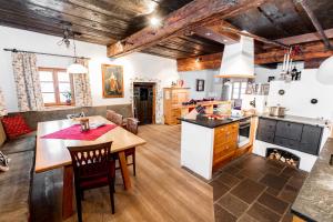 cocina y sala de estar con mesa y sillas en Napoleonvilla Holiday Home, en Rennweg