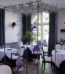A restaurant or other place to eat at Logis Hôtel Les Tuileries