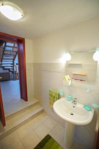 baño con lavabo blanco y escalera en Idillio Mediterraneo, en Magomadas
