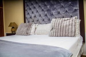 Un pat sau paturi într-o cameră la Rugems Executive Lodge