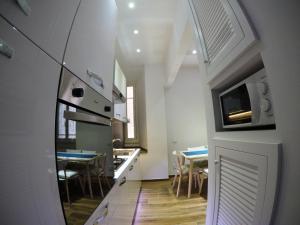 una pequeña cocina con mesa y microondas en Poliziano Apartment, en Roma