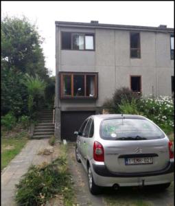 un coche plateado estacionado frente a una casa en Chez Mimi - chambre vue parc en Bruselas