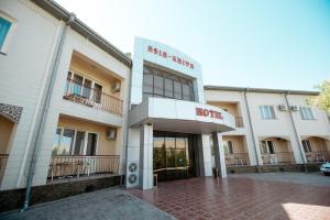 un edificio con un cartel que lee ego hotel en Hotel Asia Khiva, en Khiva