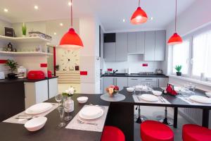 Virtuvė arba virtuvėlė apgyvendinimo įstaigoje Flame Luxus Apartman