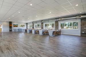 un salón de banquetes con mesas y sillas blancas en Fiesta Key RV Resort Premium Room 3, en Layton