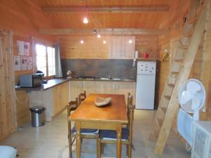 Nhà bếp/bếp nhỏ tại Le chalet bois de Célio