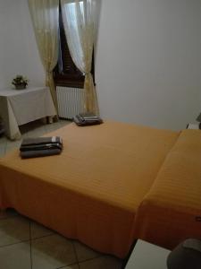 Un pat sau paturi într-o cameră la Monti Mare