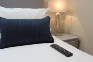 Katil atau katil-katil dalam bilik di SKITTLES - charming one bedroom apartment - parking - easy access to Bath