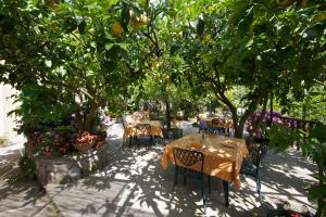 A garden outside Agriturismo La Lobra