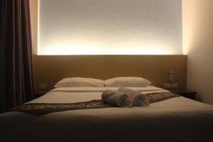 um quarto com uma cama com duas toalhas em Freedom Kata em Praia de Kata