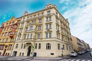 プラハにあるPrague Trendy Central Apartment by Michal&Friendsの通路脇の大きな黄色い建物