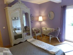 1 dormitorio con espejo grande y mesa en Villa Manon, en Auriol