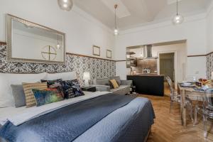 1 dormitorio con 1 cama grande y comedor en Prague Trendy Central Apartment by Michal&Friends en Praga
