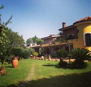a large house with a lawn in front of it at Villa Luisa in Montoro Inferiore