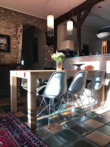 cocina con mesa y algunas sillas en Maison A La Mer, en Retranchement