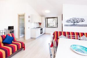 a living room with a couch and a table at Villetta Laura 350 mt Baia di Porto Frailis in Àrbatax